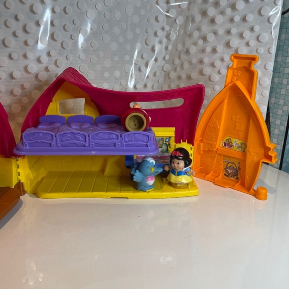 Fisher-Price Little People Disney Princess Snow White's Cottage playset - Picture 6 of 14